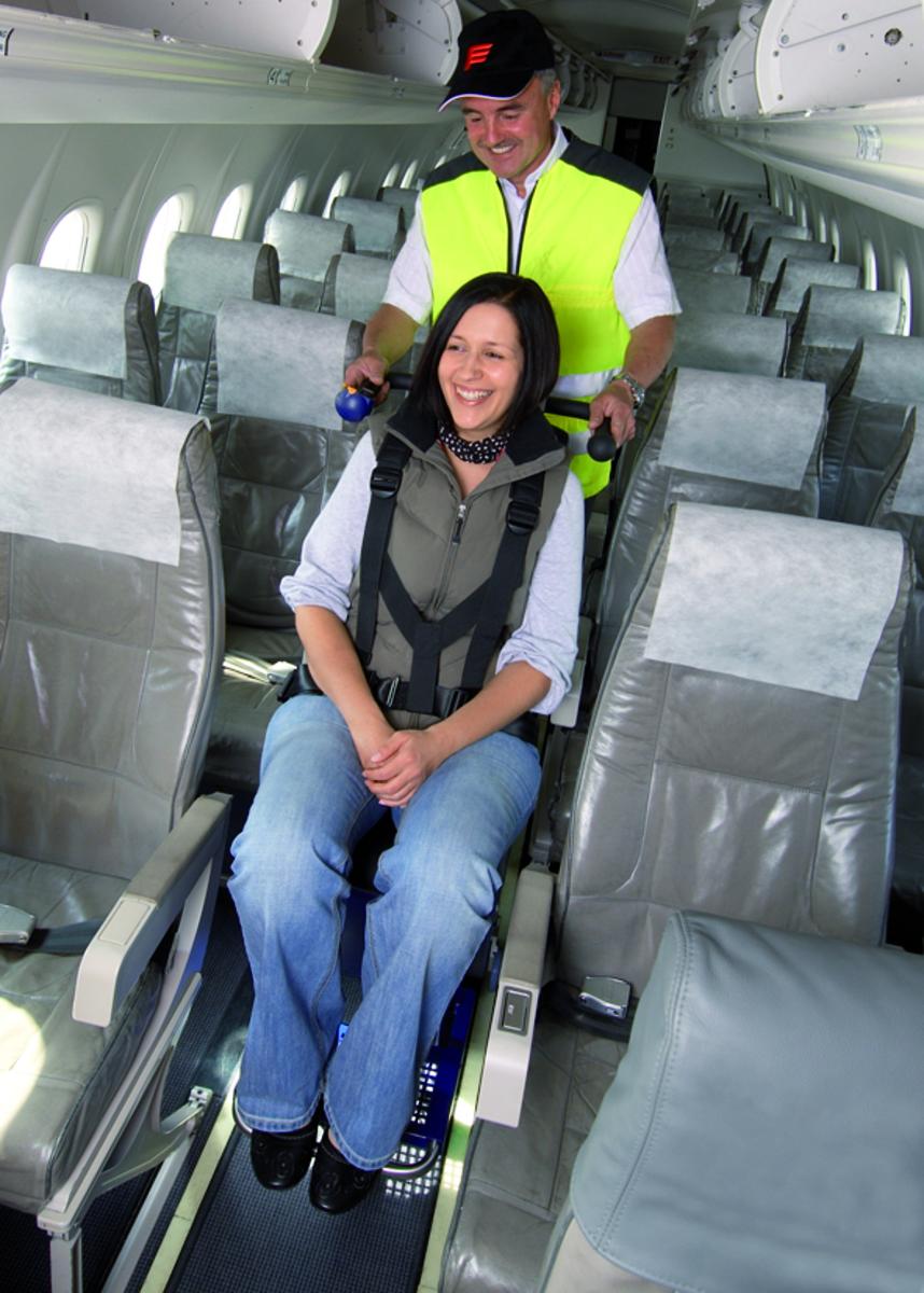 Перевозка пассажиров инвалидов. Инвалид в самолете. Места для инвалидов в самолете. Самолет с пассажиром. Кресло для инвалидов на самолете.