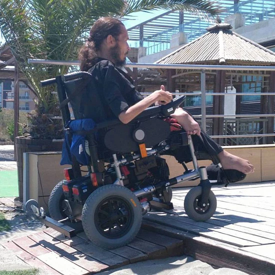 Инвалидное кресло-коляска с электроприводом и устройством для пересаживания