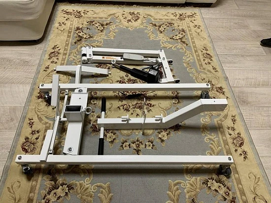 Подъемник для перемещения инвалидов с электроприводом