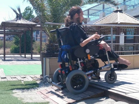 Подъёмное устройство для инвалидов на электроколяску