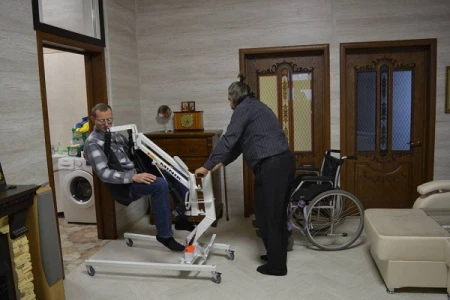 Подъемник для перемещения инвалидов с электроприводом