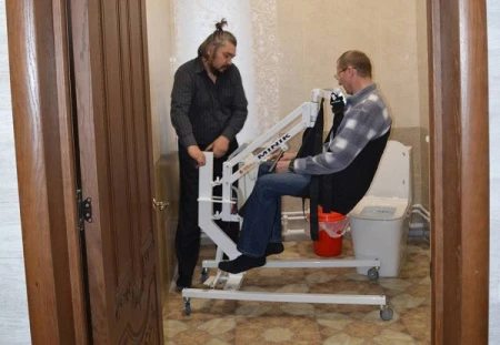 Подъемник для перемещения инвалидов с электроприводом