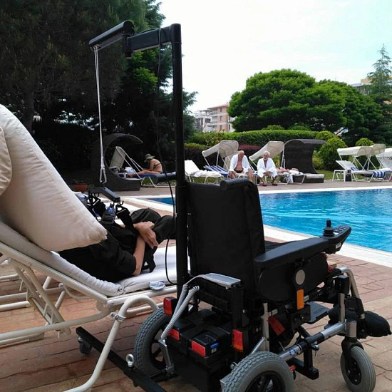 Инвалидное кресло-коляска с электроприводом и устройством для пересаживания