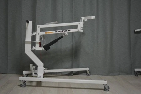 Подъемник для перемещения инвалидов с электроприводом