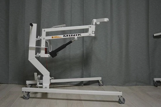 Подъемник для перемещения инвалидов с электроприводом