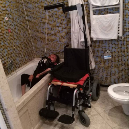 Инвалидное кресло-коляска с электроприводом и устройством для пересаживания Инвалидное кресло-коляска с электроприводом и устройством для пересаживания