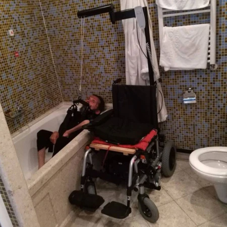 Инвалидное кресло-коляска с электроприводом и устройством для пересаживания