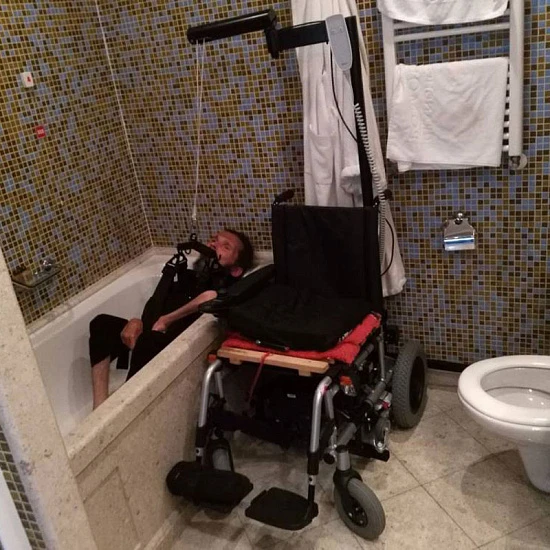 Инвалидное кресло-коляска с электроприводом и устройством для пересаживания