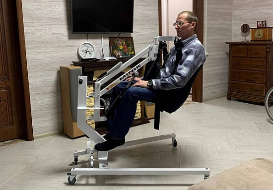 Подъемник для перемещения инвалидов с электроприводом