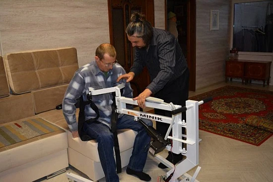 Подъемник для перемещения инвалидов с электроприводом