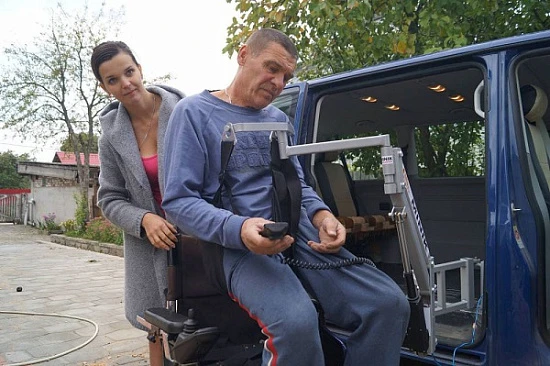 Подъемник для инвалидов в автобус. Крепление в салоне