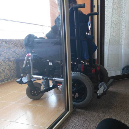 Инвалидное кресло-коляска с электроприводом и устройством для пересаживания Инвалидное кресло-коляска с электроприводом и устройством для пересаживания