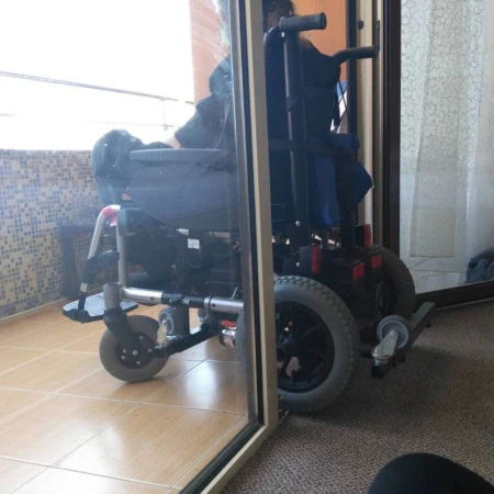 Инвалидное кресло-коляска с электроприводом и устройством для пересаживания