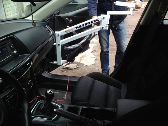 Автомобильный подъемник для инвалидов. Крепление на петли