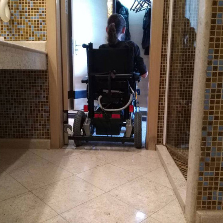 Инвалидное кресло-коляска с электроприводом и устройством для пересаживания Инвалидное кресло-коляска с электроприводом и устройством для пересаживания